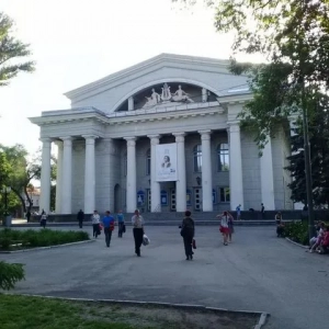 Театральна площа саратова: історія, опис, пам'ятки